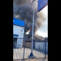 Reportan incendio en fábrica de Lo Espejo: llamas afectan a club de rayuela