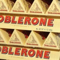 Por qué Toblerone ya no podrá utilizar la icónica silueta del monte más famoso de Suiza en la caja de sus chocolates