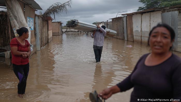 Al menos 59 muertos y más de 12.000 damnificados por lluvias en Perú