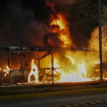 Día del Joven Combatiente: reportan buses quemados en la RM y carabinero herido a bala fuera de riesgo vital