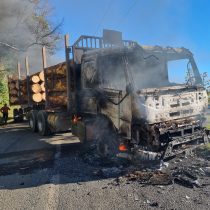 Un camión y dos maquinarias de faenas forestales fueron quemadas tras ataque incendiario en Loncoche
