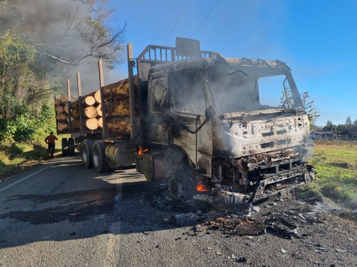 Un camión y dos maquinarias de faenas forestales fueron quemadas tras ataque incendiario en Loncoche