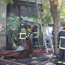 Se registra incendio a cuadras de domicilio del Presidente Gabriel Boric en Barrio Yungay: una vivienda resultó afectada