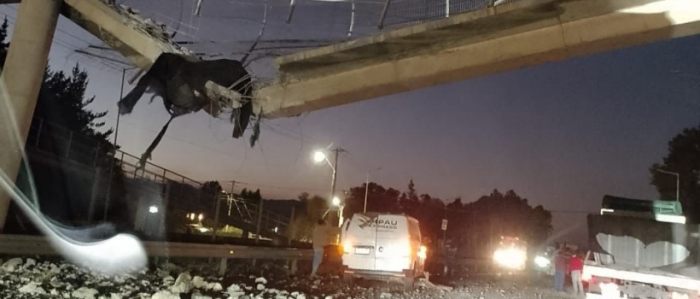 Camión tolva destruyó pasarela en Ruta 5 Sur, en cercanías de Curicó
