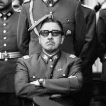 Autor de la foto icónica de Pinochet: “Dudo que compren su postal como souvenir” en el Museo de Amsterdam