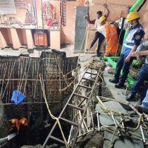 Colapso del piso en un templo en India causa 35 muertos