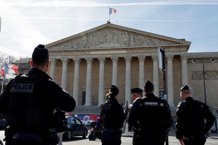 Senado francés aprueba holgadamente la reforma de las pensiones