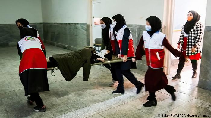Irán detiene a más de 100 personas por envenenamiento de niñas