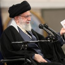 Líder supremo de Irán condena el envenenamiento de niñas