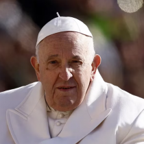 El papa Francisco fue internado por una infección pulmonar tras presentar «dificultades respiratorias»