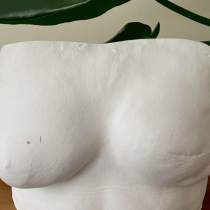 “Cuerpos libres”: lanzan exposición de esculturas de vulvas y pechos que buscan normalizar la diversidad corporal