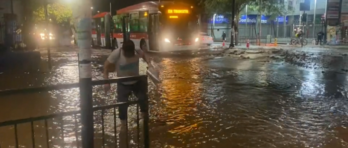 Rotura de matriz en Recoleta inunda cruce y provoca desvíos de tránsito