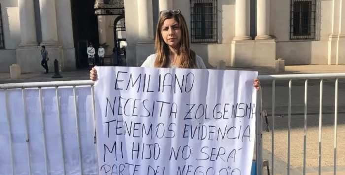 Madre de pequeño que necesita medicamento más caro del mundo se encandena en el frontis de La Moneda Madre de pequeño que necesita medicamento más caro del mundo se encandena en el frontis de La Moneda