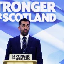El nacionalista Humza Yousaf elegido nuevo jefe del Gobierno escocés