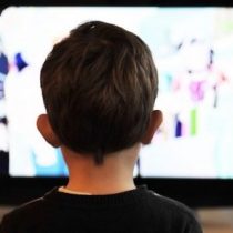 Cifra de niños que ven TV cae a la mitad en una década