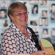 Expresidenta Michelle Bachelet recibe Premio Joan Alsina por su «compromiso constante e inalterable» con la defensa de Derechos Humanos